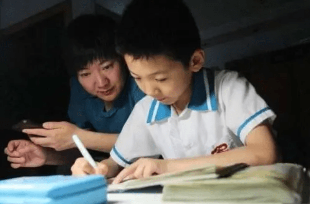 热议话题，孩子因上课抬头被认定违纪引发争议