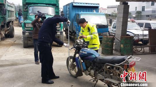 警方介入处理，男子驾驶小米SU7冲撞摩托车事件