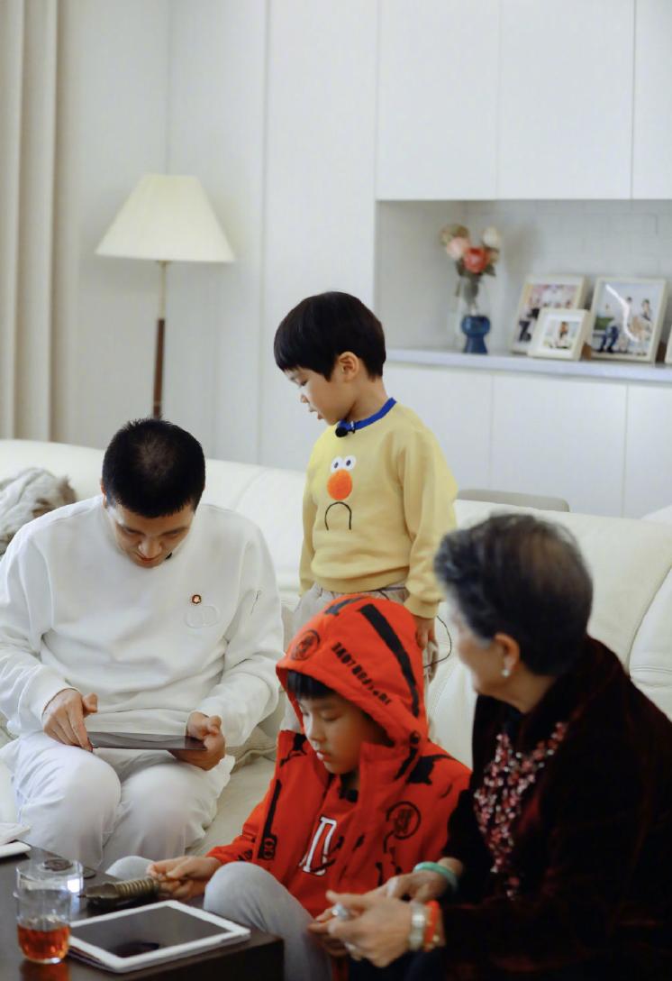 杨子黑脸，独特魅力引领时尚新风尚🌟