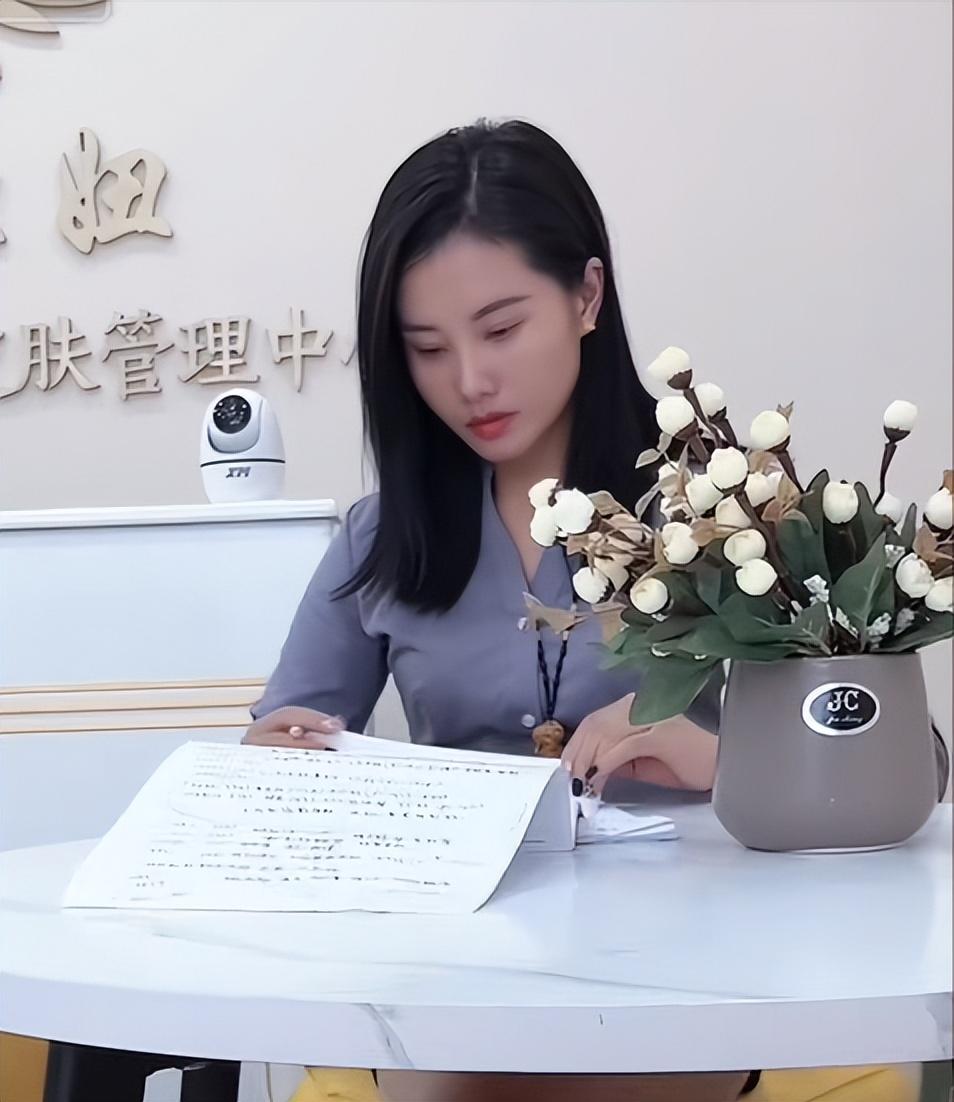 杨妞花：第一次看到余华英双手发抖