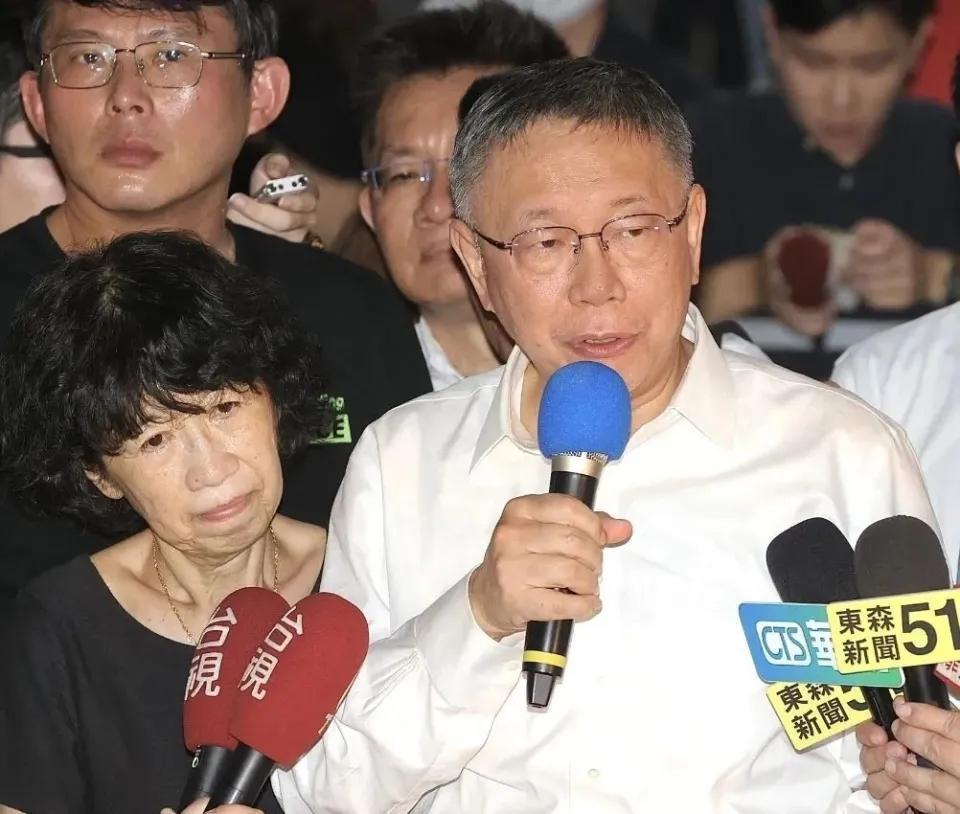 柯文哲戴手铐探望病父，细节曝光，台媒热议背后的故事