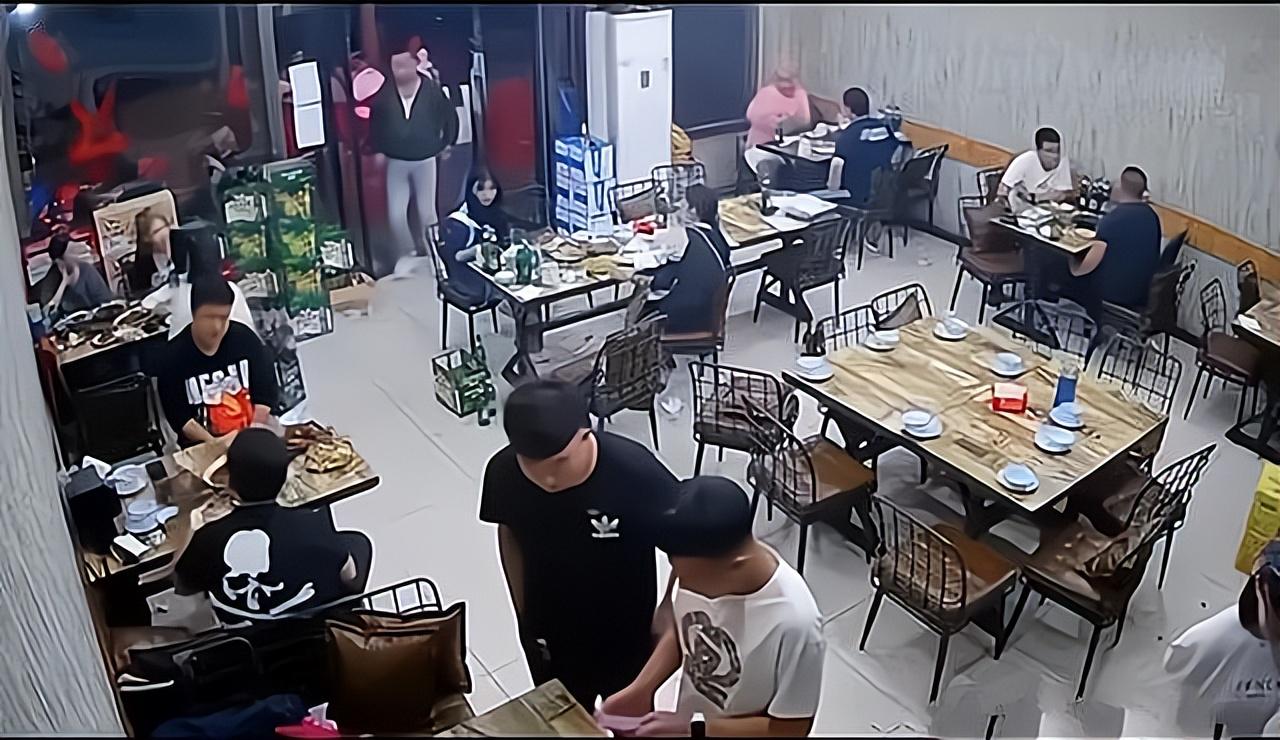 烧烤店老板娘展现自信之美，无畏打击报复，力量与变化的展现