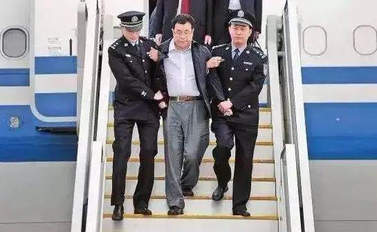 涉黑公安局原副局长妻子逃往国外，政治风波下的异国之旅？