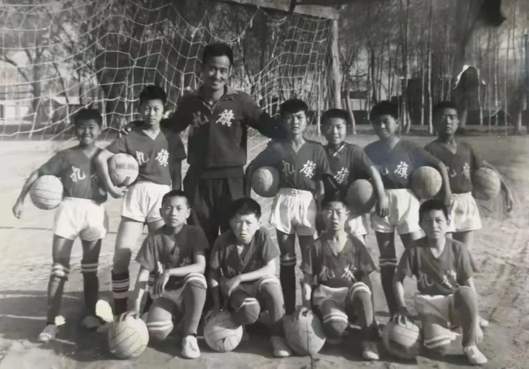 9旬老人万元善款助力乡村孩子圆足球梦，慈善之举彰显深远影响