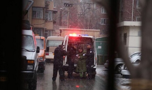 暴力抗法代价惨重，男子持杀猪刀袭警获刑三年警示世人