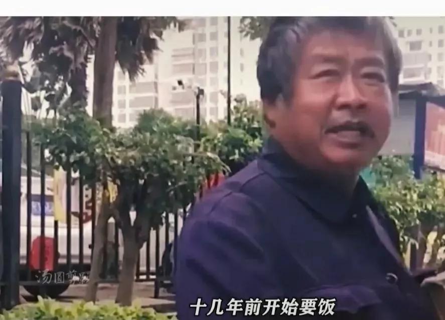 时代变迁下的特殊现象，大爷乞讨同时刷视频