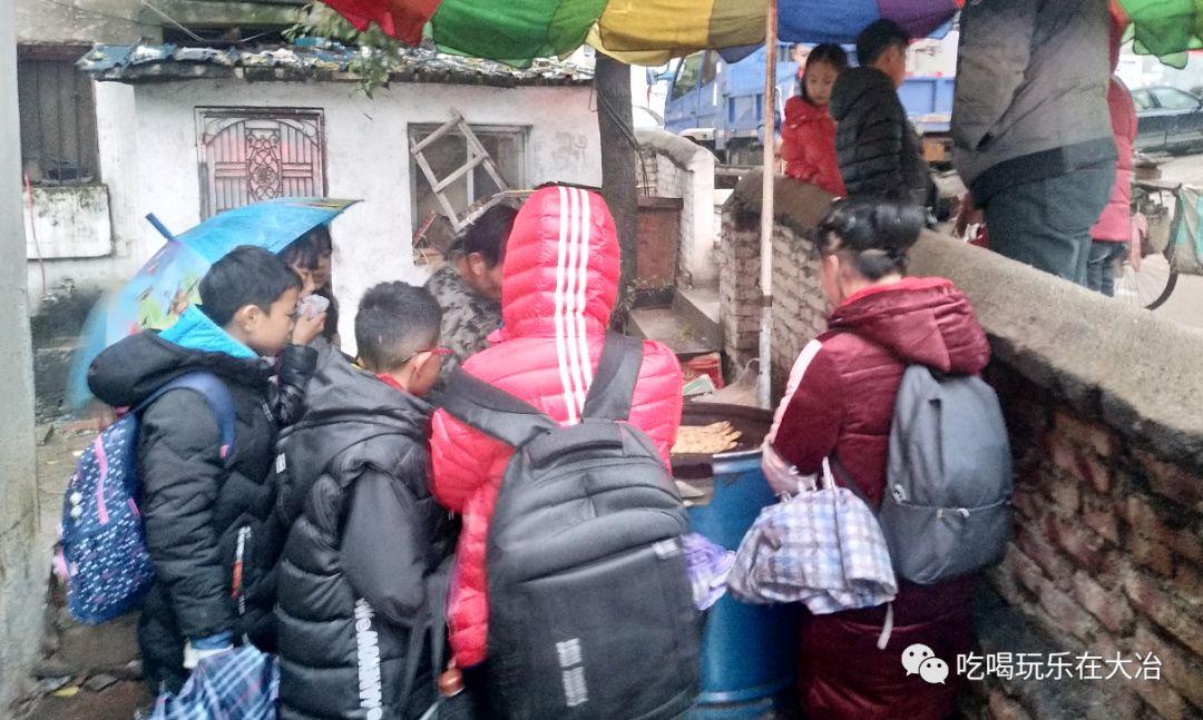 锅盔叔叔妻子重病住院，当地回应展现温情与力量