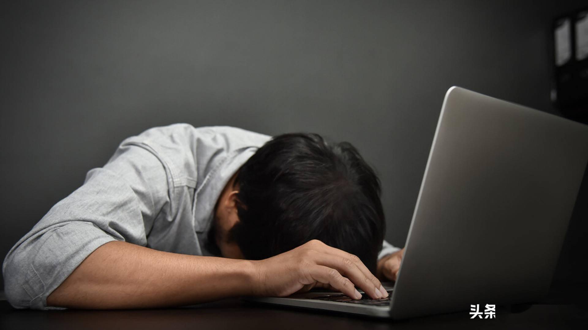 男子长时间加班后猝死引发多方关注，智能时代的守护者挑战与反思！
