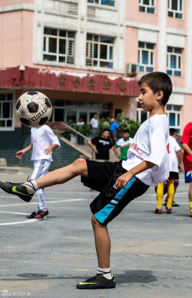 新疆足球少年的奋斗之路，努力成为职业球员的梦想之旅