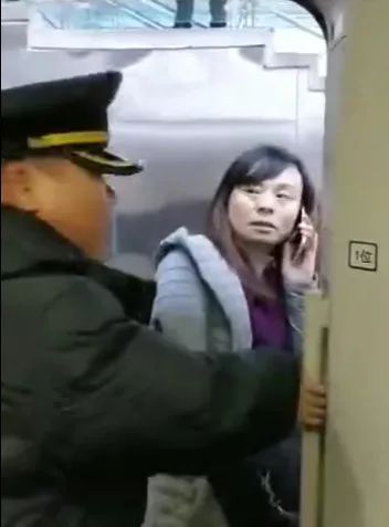 老板娘霸气制止男子骚扰女生，展现自信与成就的力量