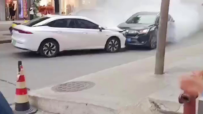 失控车辆救援英雄获赠新车，心灵与自然的美景之旅启程