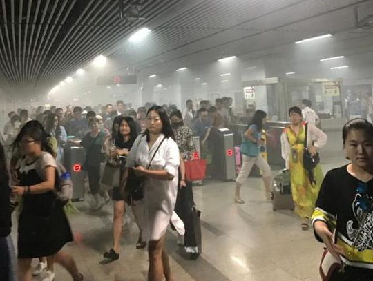上海地铁车厢连续冒烟事件，探寻背后的真相，寻找自然的微笑
