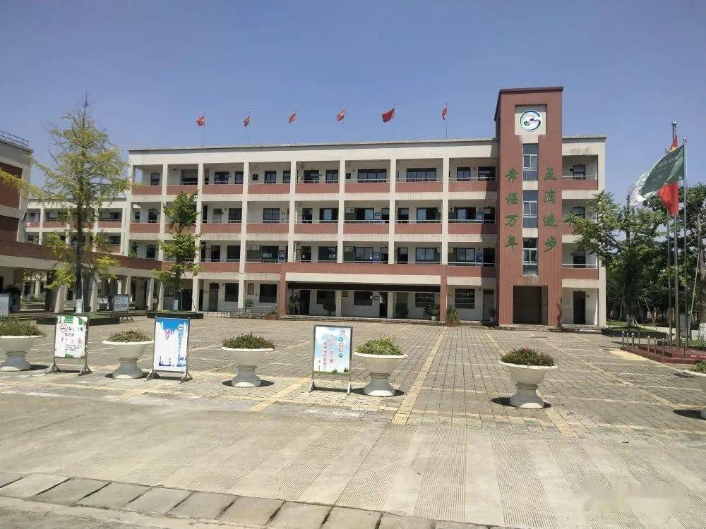 官方回应小学强制六年级转校区，变化是成长的阶梯，自信塑造未来之路