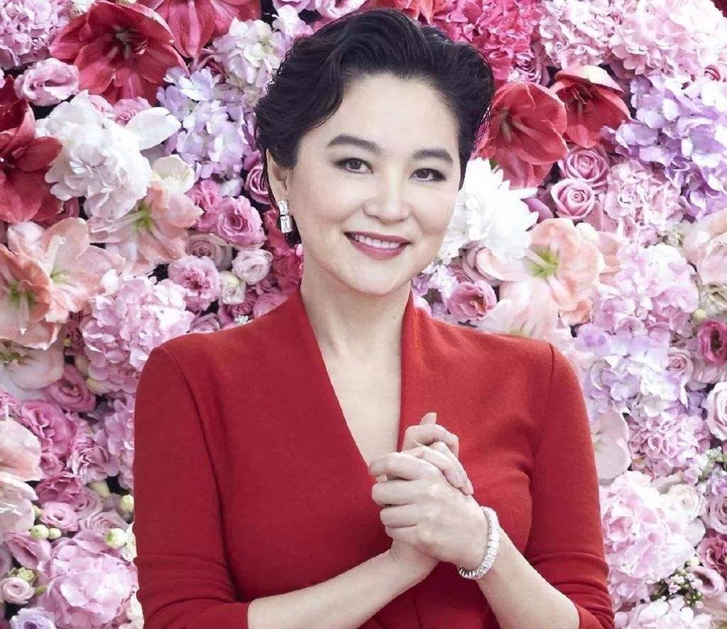 林青霞最新动态，与友人共度的温馨日常