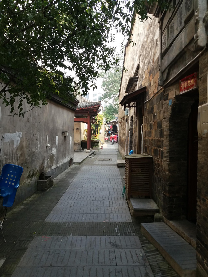 最新时尚头像图片集，小巷深处的特色小店风采