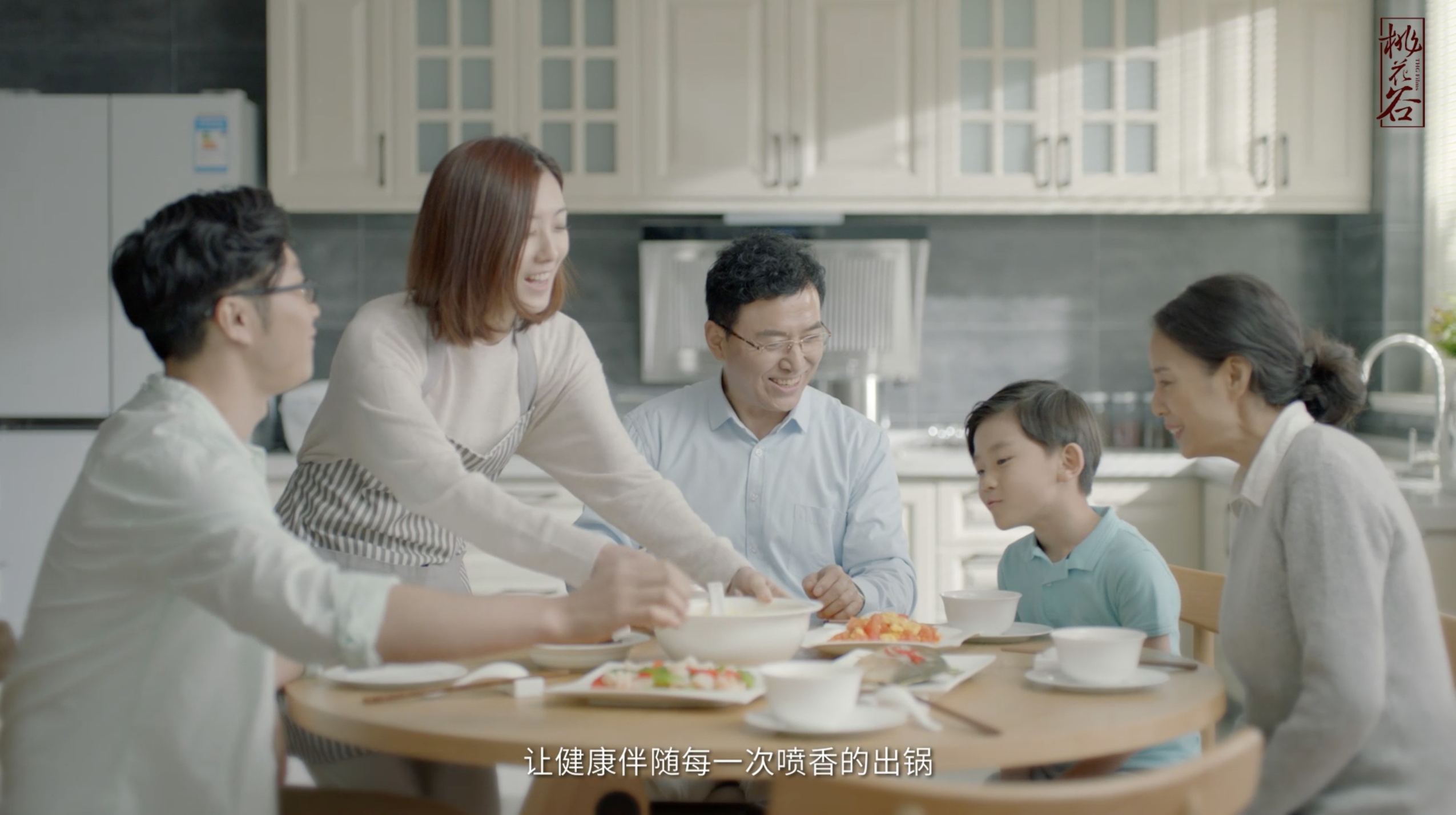 央视最新广告，家的温馨与友情的交织纽带