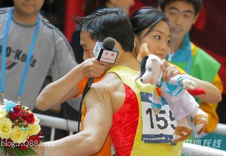 杨威赛场风采，英雄与友情的交织故事，比赛视频回顾