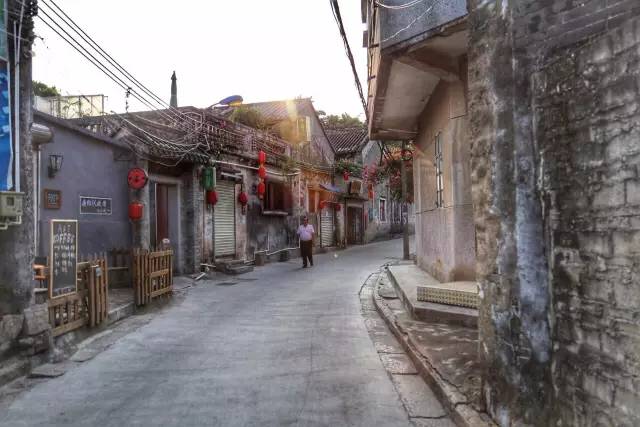 时政热点下的隐秘小巷魅力，一家特色小店的独特故事