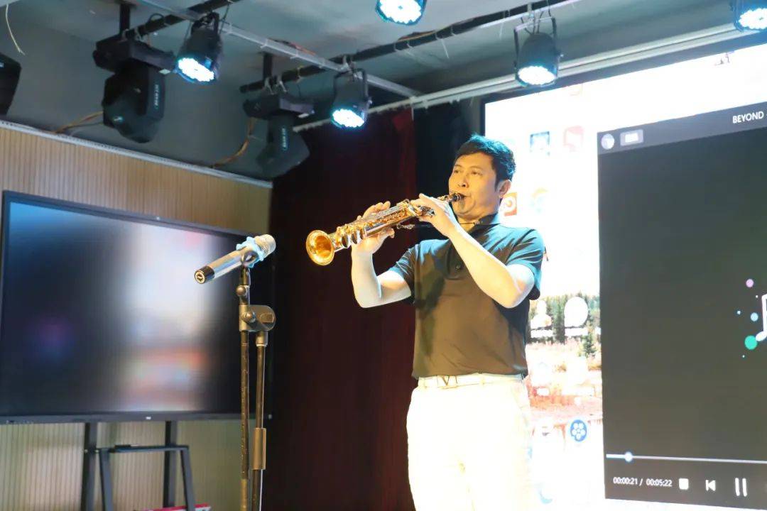 卫泽岩陶冉最新章节，蜕变之路与自信交响曲