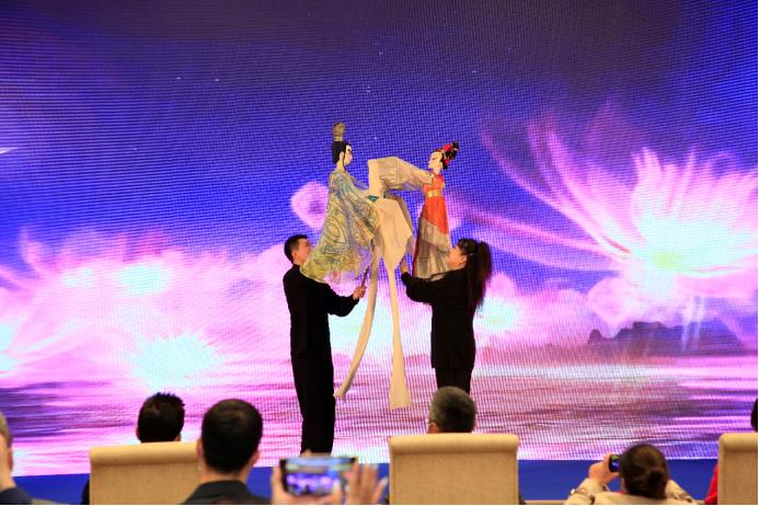 小提梁祝最新，高科技重塑生活，体验前沿未来产品革新