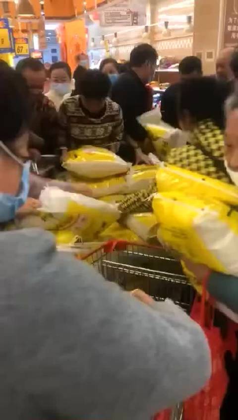 最新超市抢米现象，背后的原因深度解析