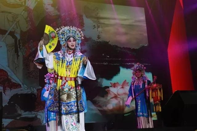 管波最新演出，小巷深处的独特舞台展现风采