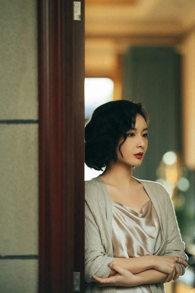 高叶阳光下的最新写真，温馨日常的瞬间捕捉