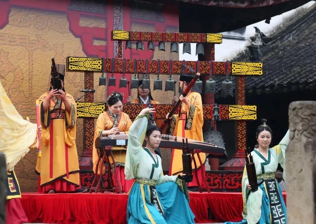 最新广场舞共舞乐翻天，与自然美景的邂逅，舞动内心的平和