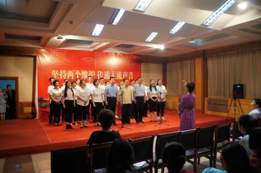 女独唱演出服最新款，时尚与友情的完美交融