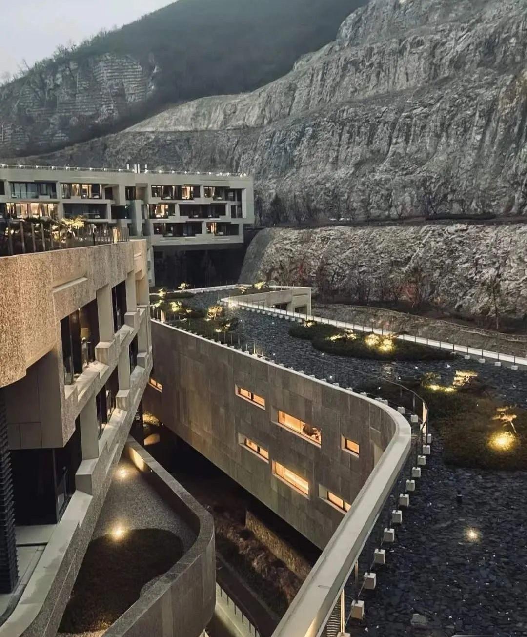 南京酒店涨价风波揭秘，谣言背后的真实故事与探索自然美景之旅