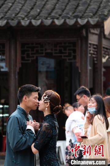 最新肺炎状况下的隐秘小巷奇遇，特色小店的独特故事